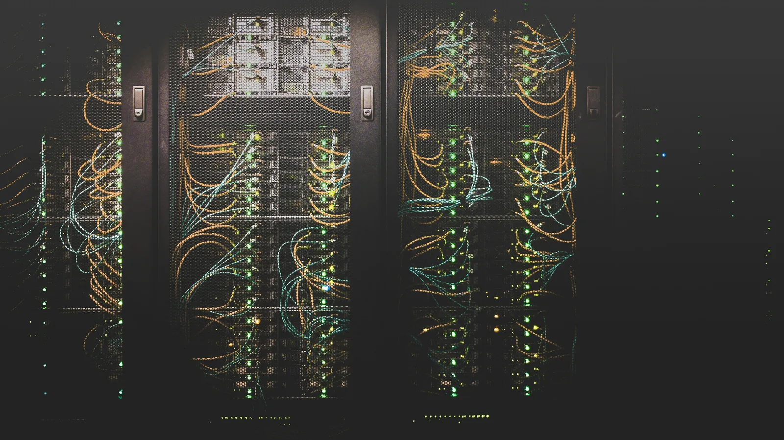 PEFT 的规模化:在一个底座上跑百万个人模型